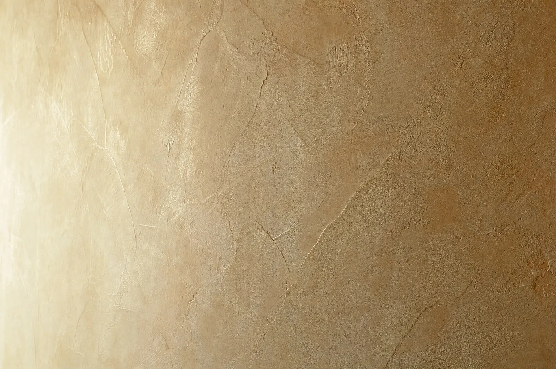 Macro de estuco a la cal recién fratasado, con el relieve de cada pasada de llana bajo luz rasante