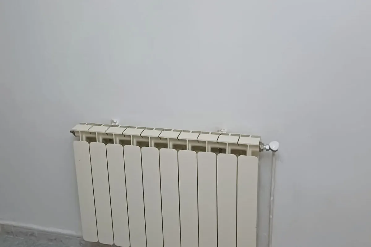 La misma pared entregada: lisa, sin manchas y pintada en blanco