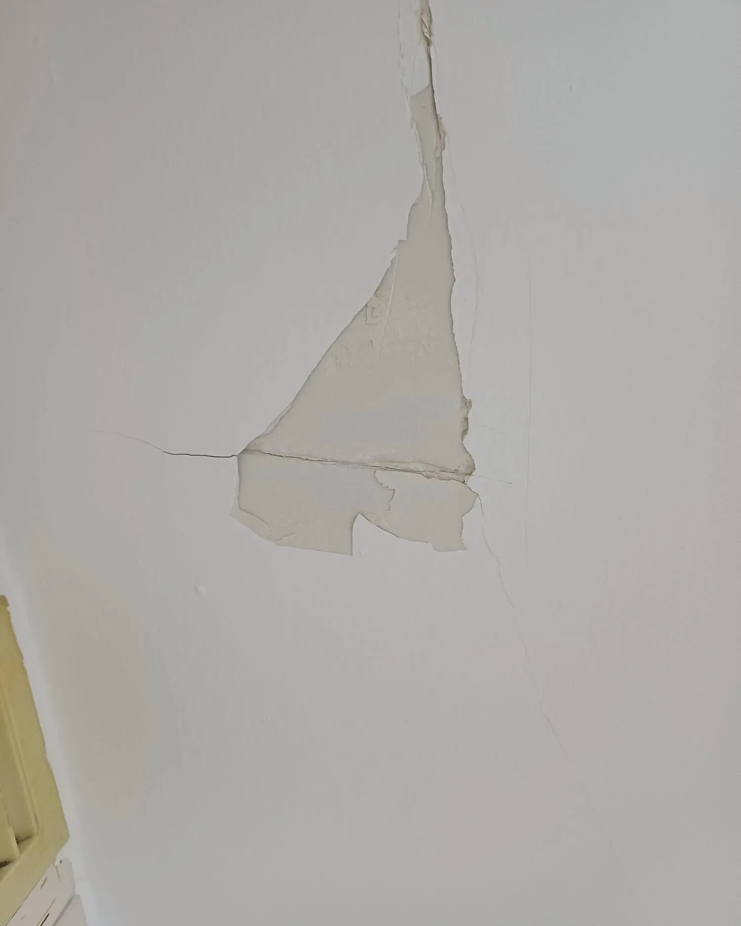 Desconchado saneado en una pared interior, listo para masillar