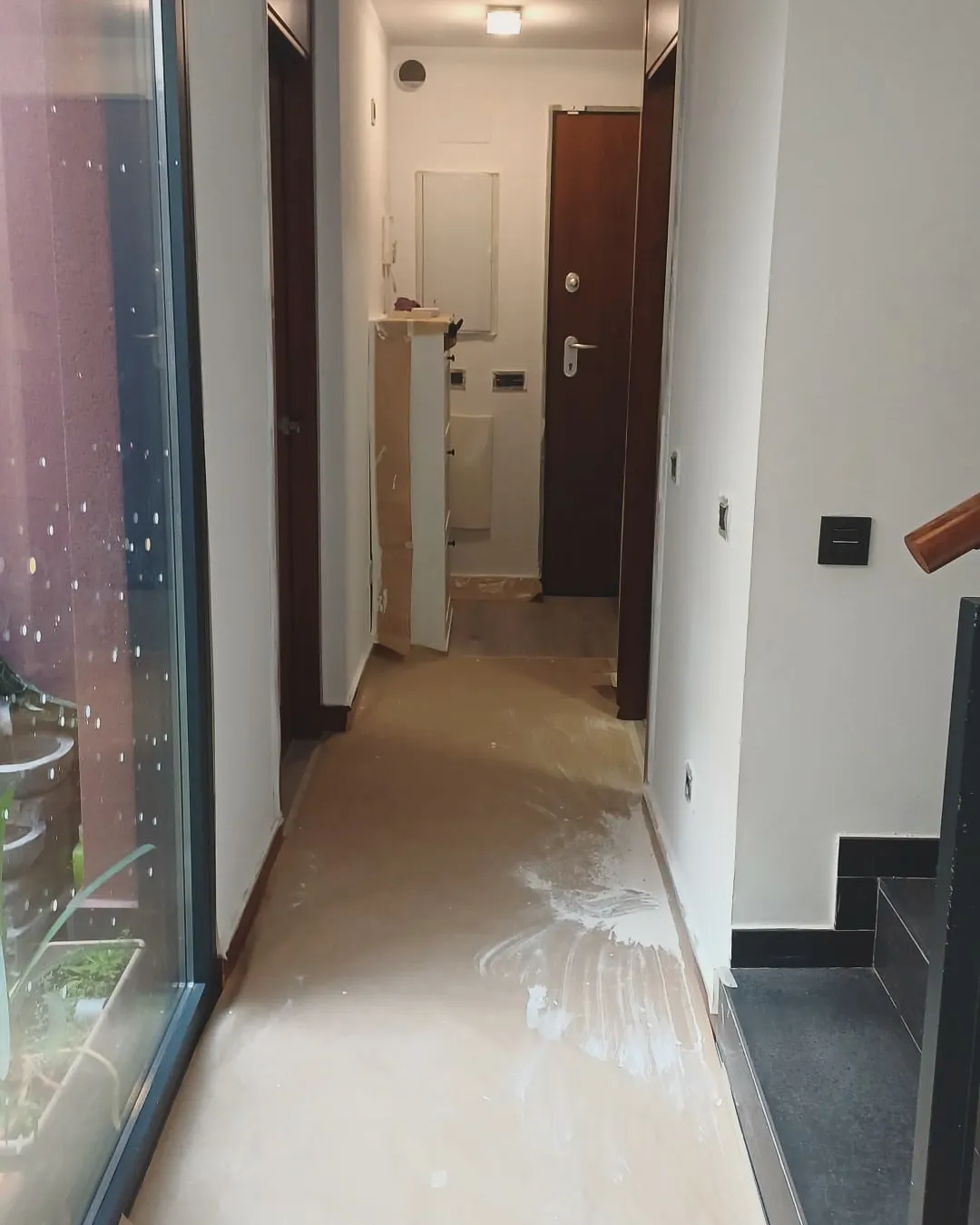 Pasillo terminado con el suelo protegido con papel hasta la entrega